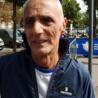 Bruno Scagliola ‘idolo’ dei fossanesi: il paracadutista di 82 anni osannato dopo l’atterraggio in piazza Diaz