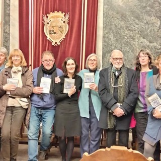 La presentazione del libro a Cuneo nel salone d'onore del Municipio con, la centro, la curatrice Angela Delgrosso