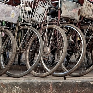 Una bicicletta per ripartire: il progetto della Caritas Vicaria delle Langhe che restituisce autonomia a chi l’ha perduta