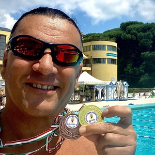 Mario Fasola con le medaglie vinte