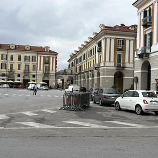 La zona di piazza Galimberti con le auto parcheggiate in zona vietata