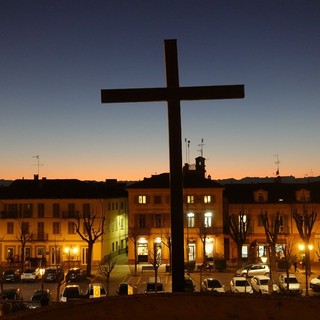 La Croce della chiesa dei Fratini che si staglia sulla Rocca, a Bra