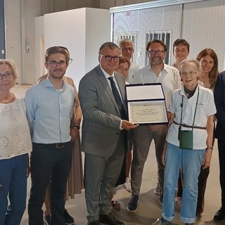 La consegna della targa alla famiglia di Dante Giacosa