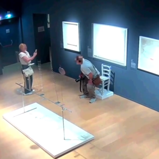 Diventa virale la distruzione della 'Sedia Van Gogh': l’autore è lo scultore saluzzese Nicola Bolla