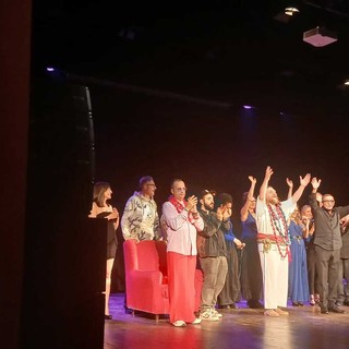 Il cast di "Luce in sala" riceve l'applauso del pubblico al "Magda Olivero" di Saluzzo