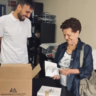 Maria Chiapello con il primo quaderno stampato presso la tipografia Coalova di Dronero