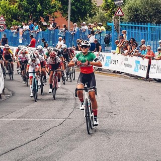 La saviglianese Nicole Bracco, classe 2011, con la maglia di campionessa italiana nella categoria Donne Esordienti 2° anno guadagnata lo scorso 5 luglio a Gorizia