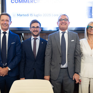 Da sinistra: il direttore ACA Fabrizio Pace, il sindaco di Alba Alberto Gatto, il presidente CCIAA di Cuneo Luca Crosetto e Liliana Allena