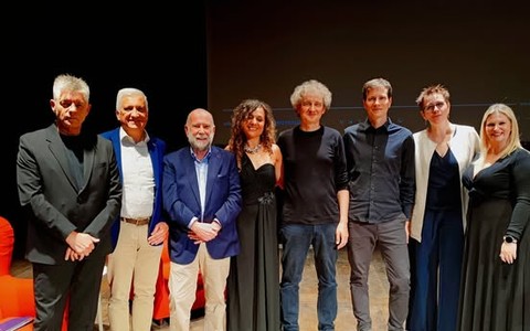 Gli interpreti della serata evento per gli 80 anni di Confcommercio Saluzzo e Zona al teatro Magda Olivero