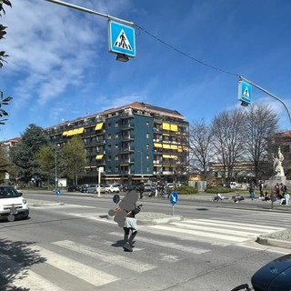 Attraversamento di corso Roma verso la stazione