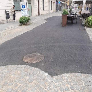 Asfalto sul porfido in XX Settembre a Cuneo, Serale: &quot;E' solamente provvisoria e dovuta al tempo di assestamento necessario&quot;