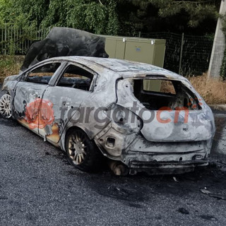 Vigili del fuoco di Alba impegnati nella prima mattinata di oggi per un'auto in fiamme a La Morra
