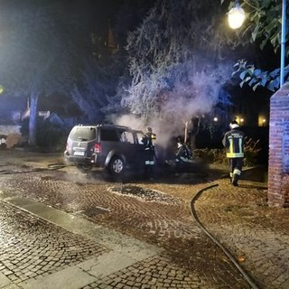 Una delle auto incendiate