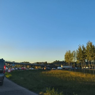 La lunga coda di auto verso la tangenziale