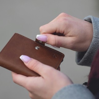 Le rubano la borsa e fa un appello: &quot;Ridatemi le foto che custodivo nel portafoglio. Per me hanno un grande valore affettivo&quot;