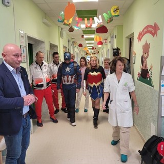 Una delle tante iniziative nel reparto di Pediatria dell'ospedale di Cuneo. In foto il direttore generale Tranchida e la primaria dottoressa Tappi