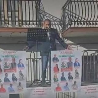 Amministrative, candidato sindaco del cosentino sale sul palco vestito da Pinocchio